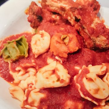 Pasta with easy and delicious tomato sauce with ribs