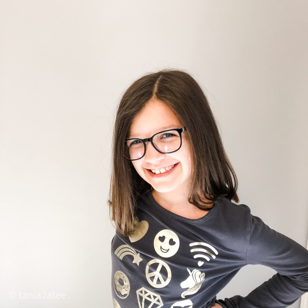 tania2atee-blog-girl-posing-wearing-glasses