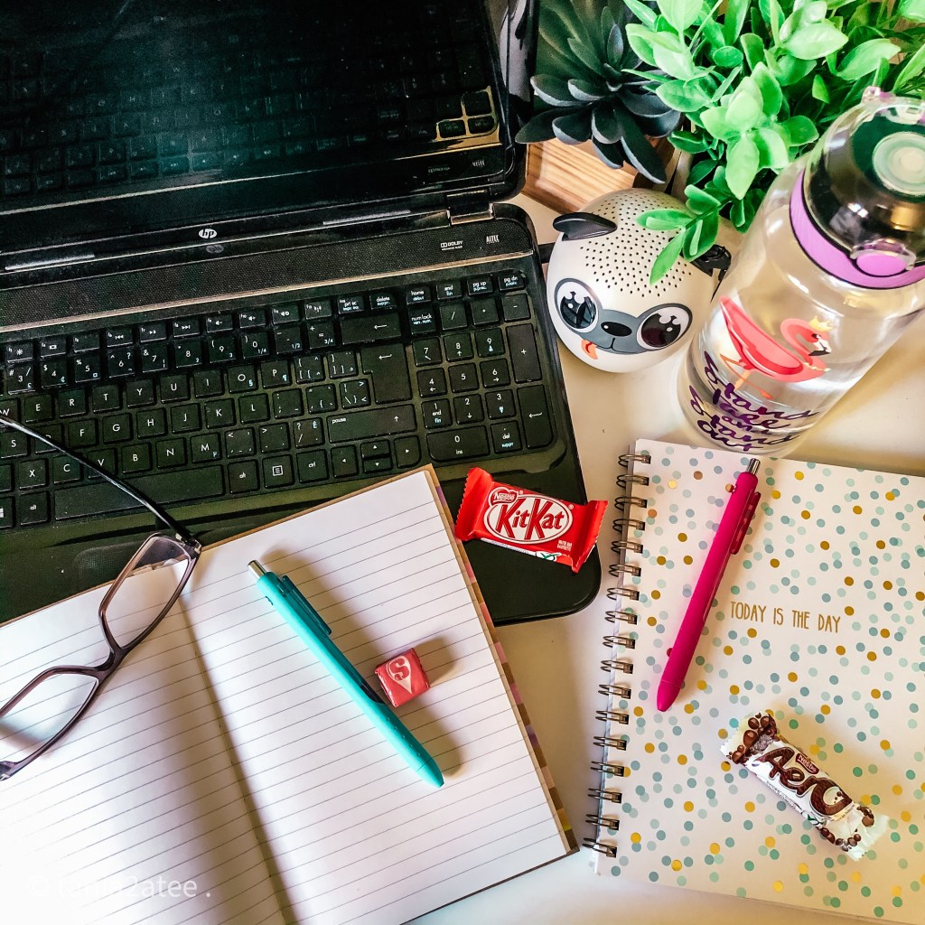 tania2atee-blog-laptop-desk-notebooks-pens